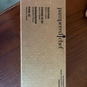 Pampered Chef Garlic Press New in Box